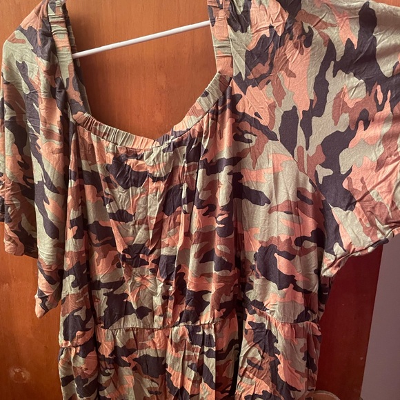 Lane Bryant NWOT Size 26/28 camo print peplum top - Picture 3 of 4